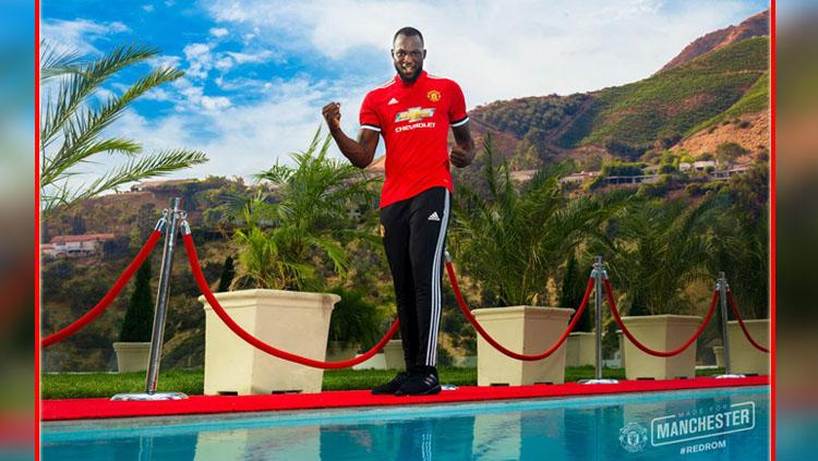 Romelu Lukaku resmi diperkenalkan Man United. Copyright: Twitter Man United