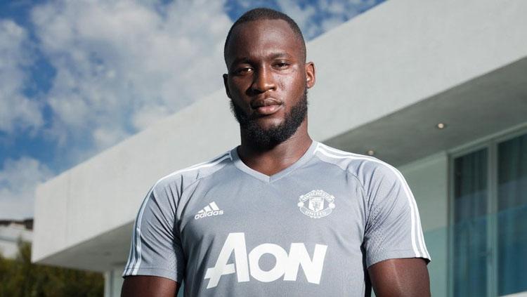 Romelu Lukaku saat jalani pemotretan. Copyright: Twitter@ManUtd