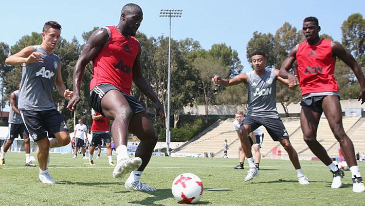 Romelu Lukaku (kiri depan) tengah mengontrol bola saat jalani latihan di Stadion Drake UCLA.