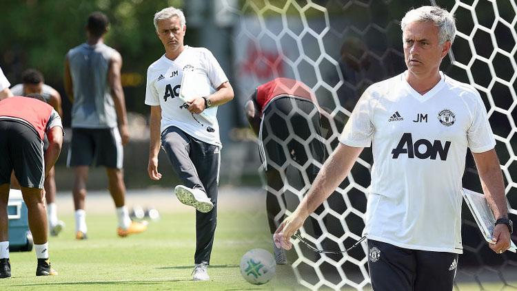 Pelatih Man United, Jose Mourinho saat memimpin latihan.