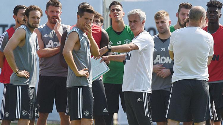 Jose Mourinho tampak menghadap kamera saat berdiskusi bersama pemainnya.