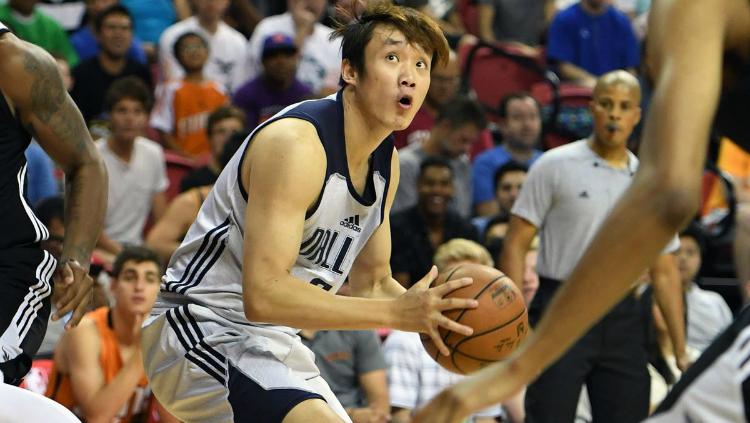 Pemain Dallas Mavericks, Ding Yanyuhang. Copyright: INDOSPORT