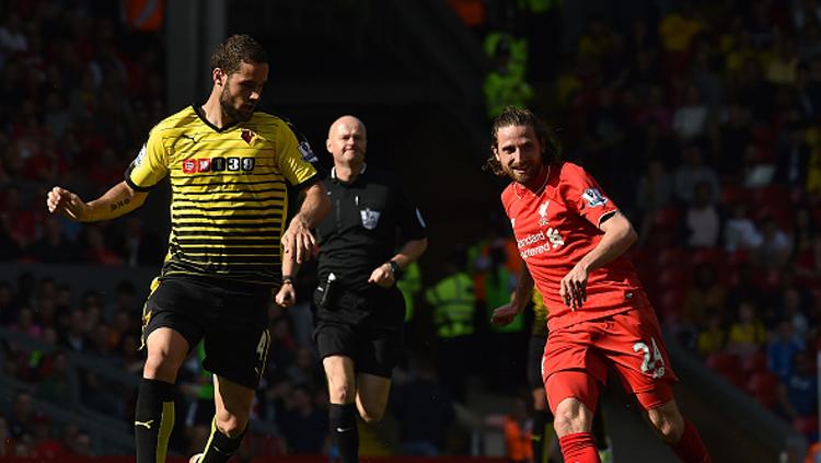 Mario Suarez saat mencoba menghadang Joe Allen. - INDOSPORT