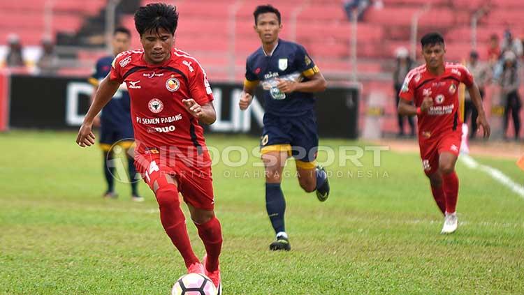 Performa Tambun Naibaho cukup bersama Semen Padang cukup memuaskan Nilmaizar. Copyright: Indosport/Taufik Hidayat