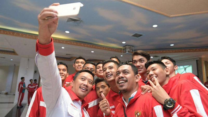 Menpora Imam Nahrawi melepas atlet pelajar Asean School Games. Copyright: humas kemenpora