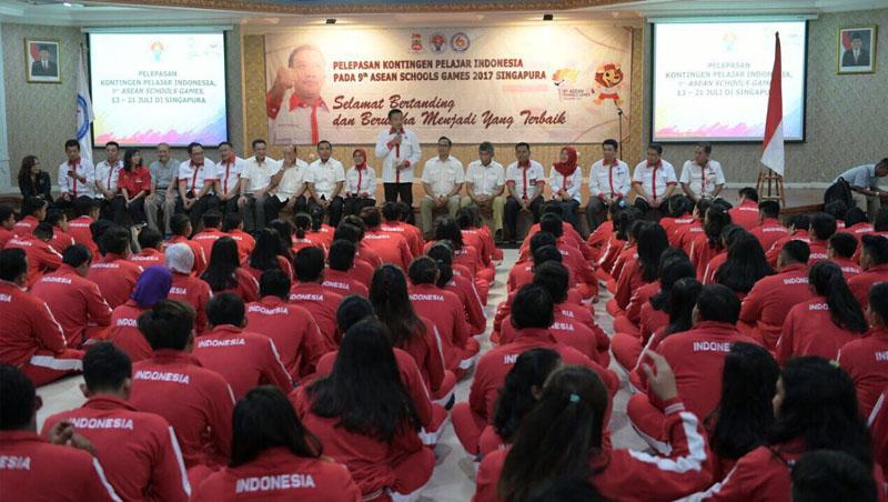 Menpora Imam Nahrawi melepas atlet pelajar Asean School Games. Copyright: humas kemenpora