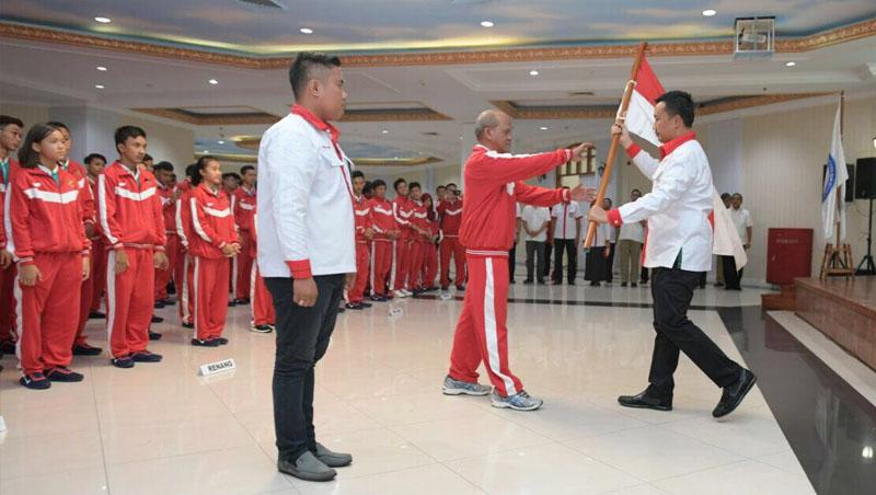 Menpora Imam Nahrawi melepas atlet pelajar Asean School Games. Copyright: humas kemenpora