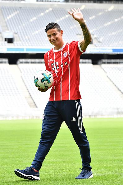 James Rodriguez saat menyapa ke fans Bayern Munchen. Copyright: INDOSPORT