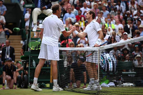 Andy Murray (kanan) bersalaman dengan petenis asal AS, Sam Querrey. Copyright: INDOSPORT