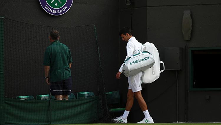 Novak Djokovic, tidak dapat melanjutkan pertandingan babak perempatfinal Wimbledon 2017. - INDOSPORT