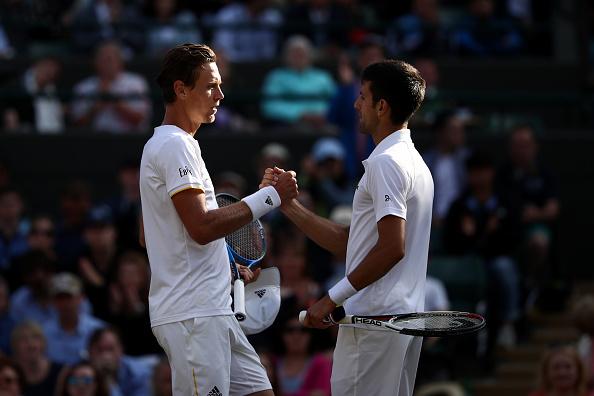 Tomas Berdych (kiri) memberikan salam dan memberikan hiburan kepada Novak Djokovic. Copyright: INDOSPORT