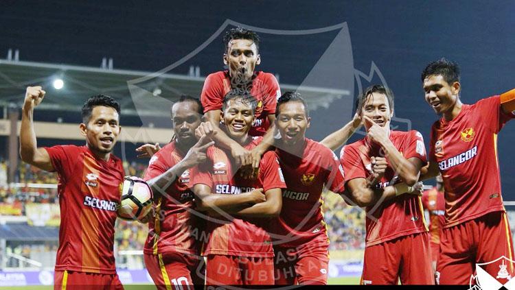 Adik Vermansah (kiri) saat melakukan selebrasi bersama rekan satu timnya, Selangor FC. Copyright: Twitter@FASelangorMy