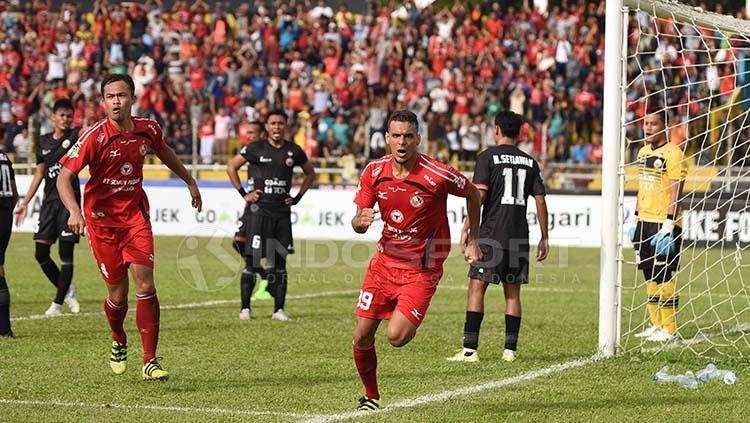Cassio Francisco De Jesus melakukan selebrasi usai cetak gol ke gawang Persija Jakarta. Copyright: Taufik Hidayat/INDOSPORT