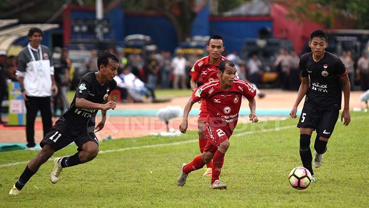 Pemain Semen Padang mendapat kawalan ketat dari pemain Persija Jakarta. Copyright: Taufik Hidayat/INDOSPORT