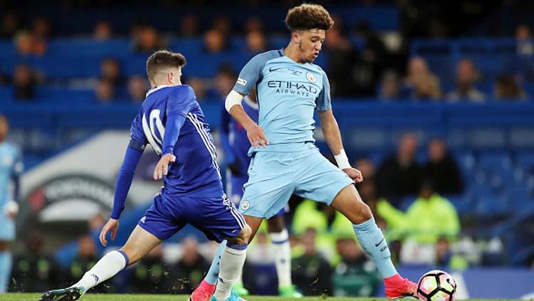 Jadon Sancho saat mengontrol bola dari pemain Chelsea. Copyright: INDOSPORT