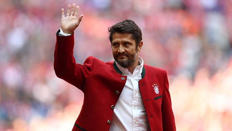 Bixente Lizarazu sebagai mantan pemain Bayern Munc saat melambaikan tangah di pertandingan Bundesliga. Copyright: INDOSPORT