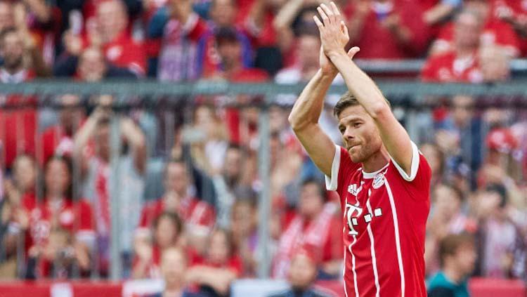 Xabi Alonso tepuk tangan menandakan ucapan terima kasih. Copyright: INDOSPORT