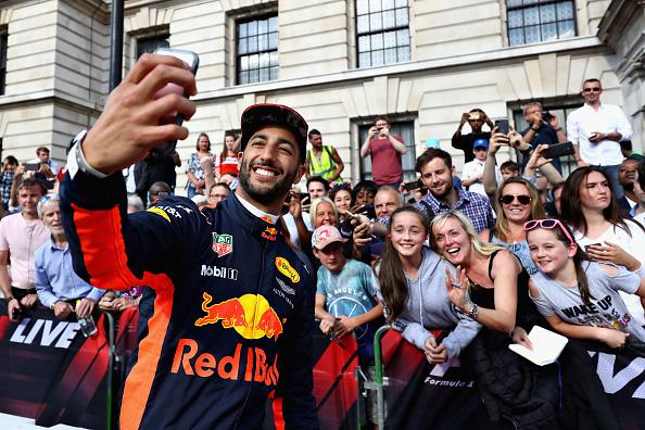Pembalap Red Bull Racing, Daniel Ricciardo, berselfie ria bersama para penonton. Copyright: INDOSPORT