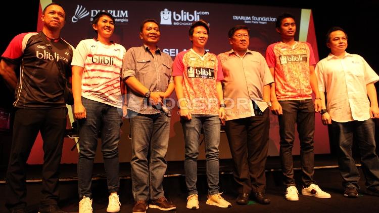 Tontowi%20Ahmad%2FLiliyana%20Natsir%20melakukan%20foto%20bersama%20usai%20penyerahan%20bonus.