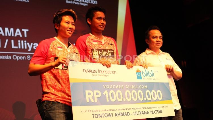 Tontowi Ahmad/Liliyana Natsir mendapat voucher senilai Rp100 juta dari salah satu situs jual beli online.