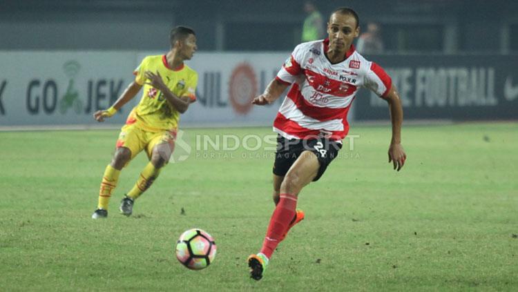 Peter Odemwingie berlari sendirian membawa bola. Copyright: Herry Ibrahim/INDOSPORT