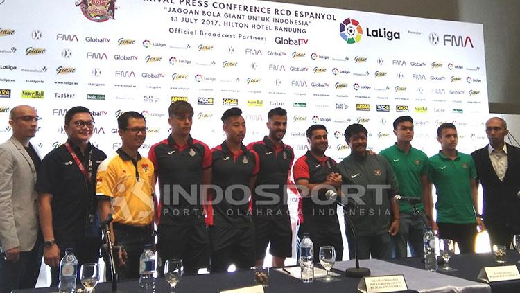 Suasana konferensi pers jelang laga uji coba Timnas U-19 melawan Espanyol B. Copyright: Gita Agiet/Indosport