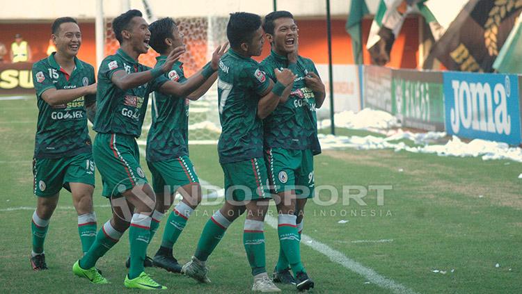 Selebrasi para pemain PSS Sleman usai mencetak gol ke gawang Persibas Banyumas. Copyright: Prima Pribadi/Indosport