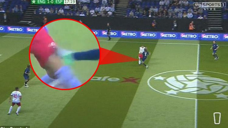 Carles Puyol hantam kaki Phil Neville. Copyright: dailymail.co.uk