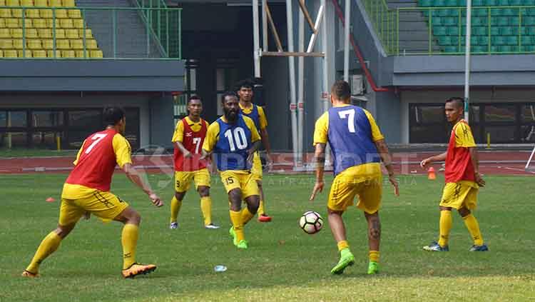 Pemain Semen Padang saat jalani latihan. Copyright: Taufik Hidayat/INDOSPORT