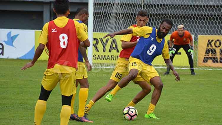 Didier Zokora (no 9) tengah mengontrol bola saat jalani latihan bersama rekan setimnya. Copyright: Taufik Hidayat/INDOSPORT