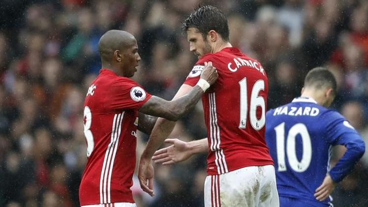 Michael Carrick saat menerima ban kapten dari Ashley Young. Copyright: morungexpress.com