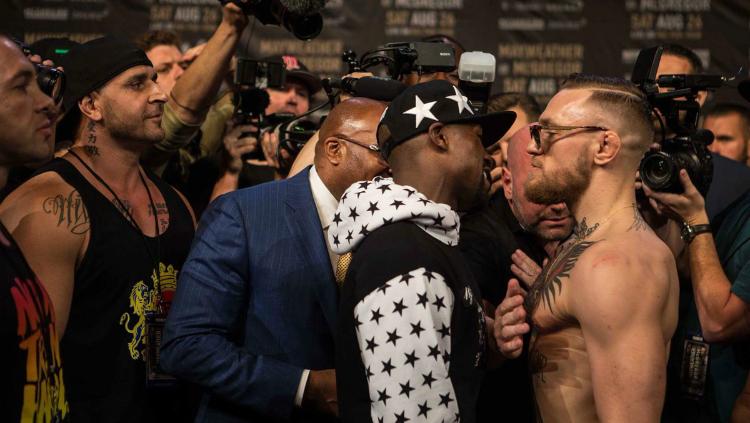 Conor McGregor dan Floyd Mayweather saat lakukan konferensi pers. Copyright: Twitter/@TheNotoriousMMA