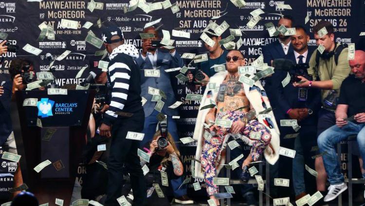 Aksi Floyd Mayweather melempar uang dalam sesi konferensi pers. Copyright: Yahoo Sports