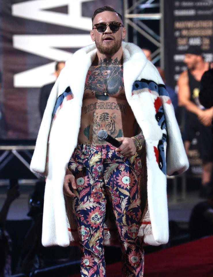 Conor McGregor menggunakan mantel yang terbuat dari bulu beruang kutub. Copyright: Thesun.co.uk