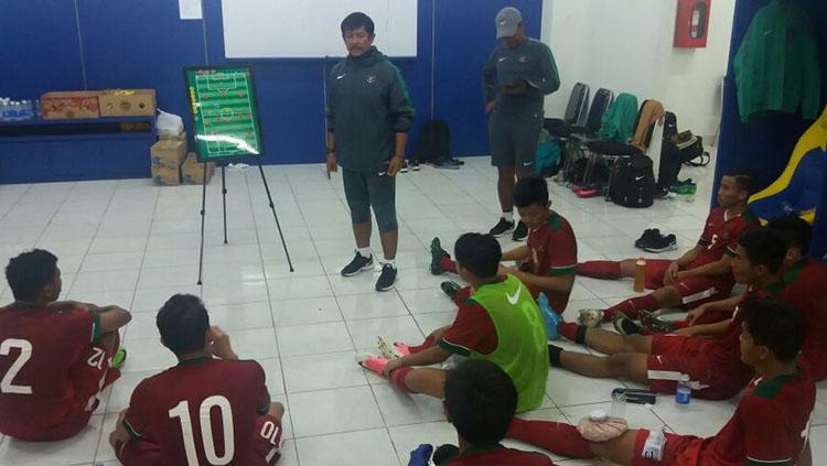 Indra Sjafri saat memberikan wejangan kepada skuat Timnas U-19. Copyright: PSSI