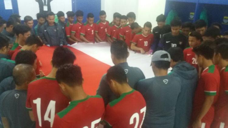 Suasana khidmat sebelum Timnas U-19 beruji coba melawan Espanyol. Copyright: PSSI