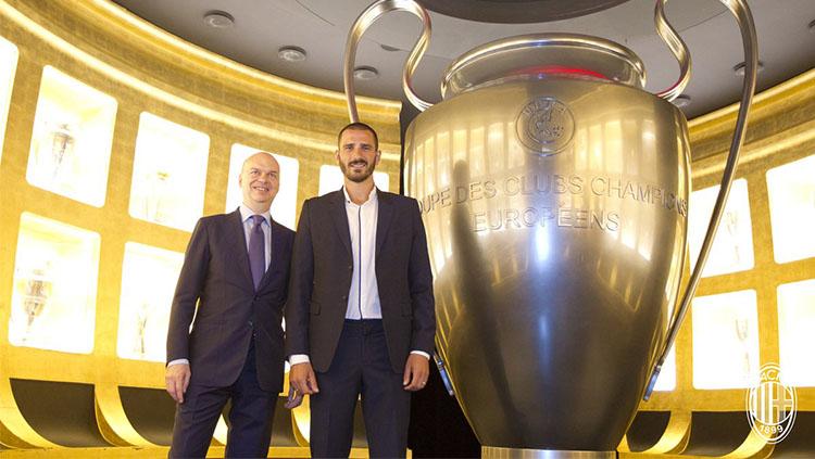 Bonucci saat di markas Milan untuk selesaikan proses transfer. Copyright: @ACMilan