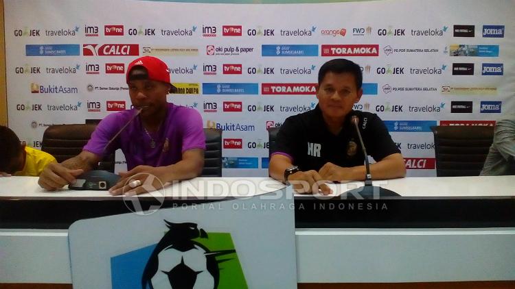 Pelatih sementara Sriiwjaya FC, Hartono Ruslan, memberikan tanggapan usai timnya kalahkan PS TNI 2-1. Copyright: Muhammad Effendi/INDOSPORT
