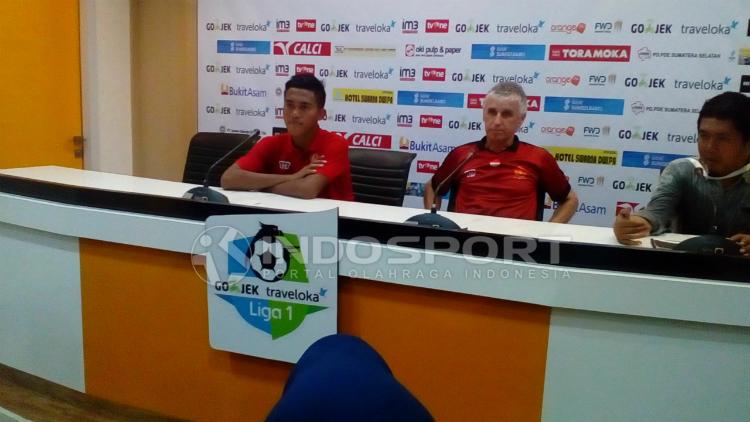 Pelatih PS TNI, Ivan Kolev (tengah), memberikan tanggapan usai timnya dikalahkan Sriwijaya FC 1-2. Copyright: Muhammad Effendi/INDOSPORT