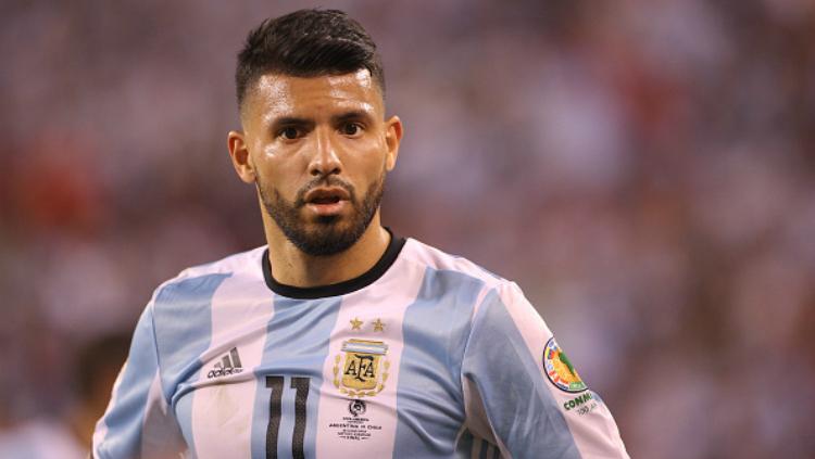 Sergio Aguero kala membela Timnas Argentina. Copyright: Indosport