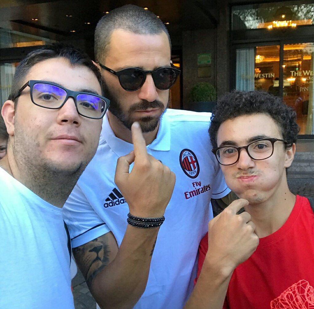 Leonardo Bonucci (tengah) berfoto bersama para fans Milan. Copyright: Twitter/@TheMilanBible2
