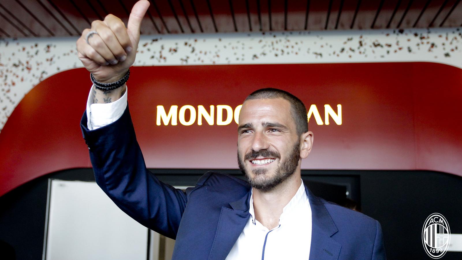 Leonardo Bonucci ketika diperkenalkan ke hadapan pendukung AC Milan. Copyright: ACMilan.com