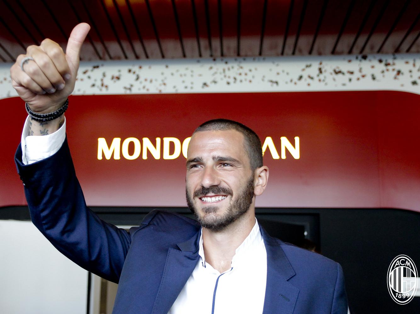 Leonardo Bonucci ketika diperkenalkan ke hadapan pendukung AC Milan. Copyright: ACMilan.com