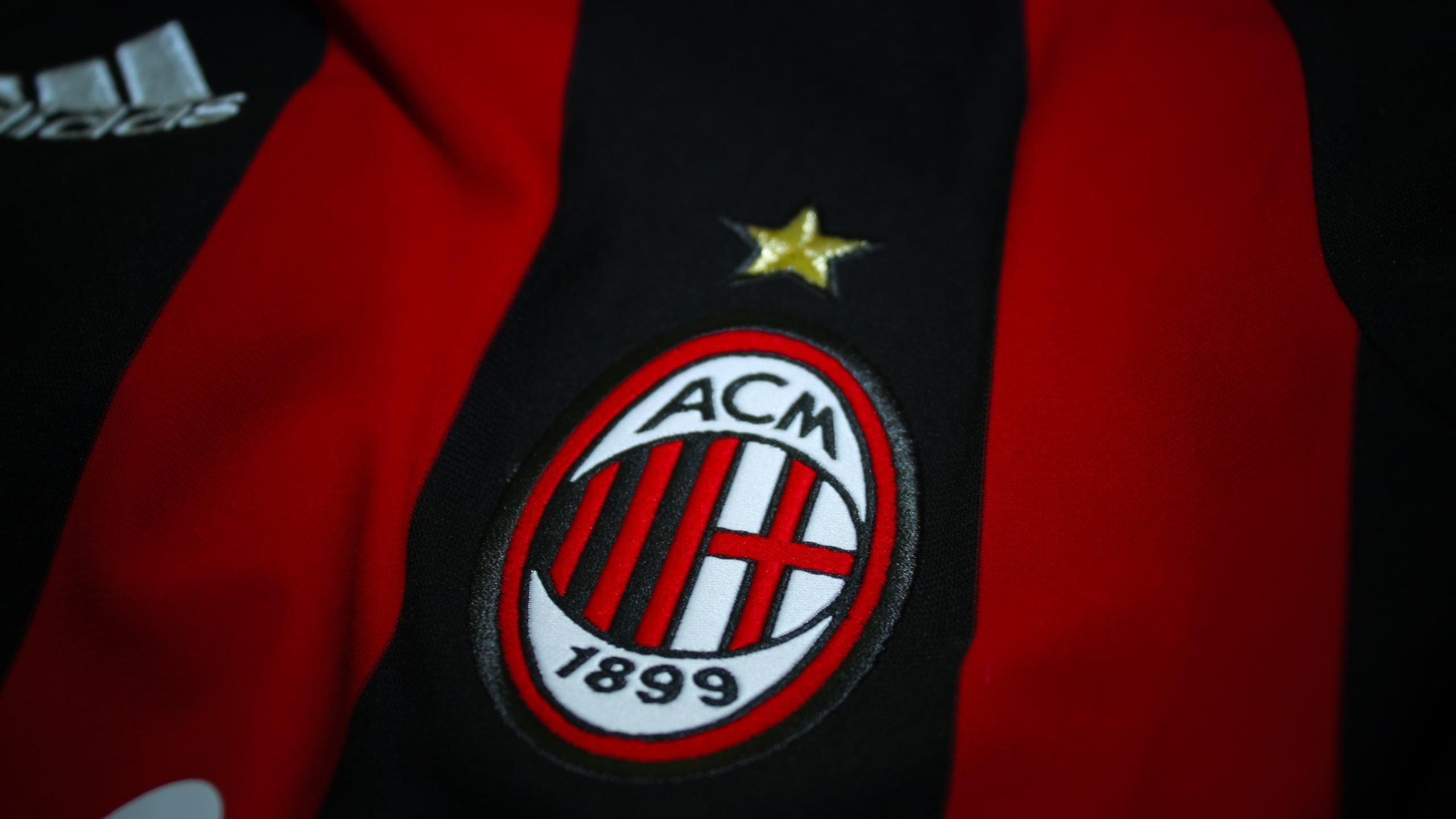 Jersey kandang AC Milan untuk musim 2022-2023 mulai bocor di dunia maya. Penampilan jersey baru ini terkesan lebih sangar, membuat netizen ikut takjub. - INDOSPORT