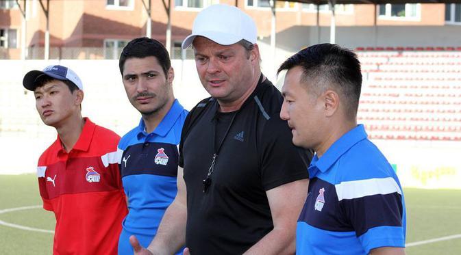 Pelatih Michael Weiss sedang memberikan arahan. Copyright: Federasi Sepakbola Mongolia