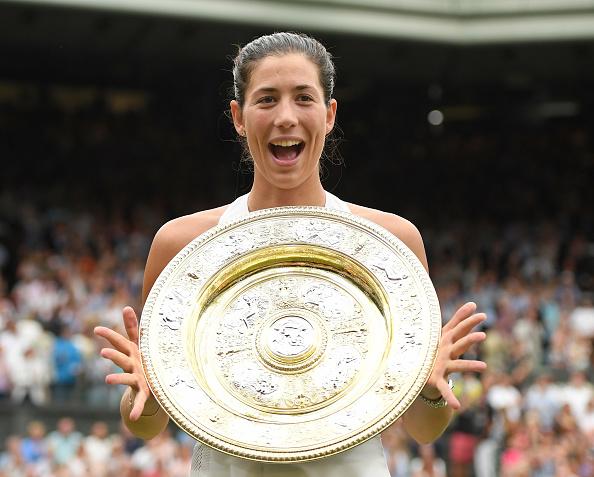 Selebrasi Garbine Muguruza dengan trofi Wimbledon 2017. Copyright: INDOSPORT