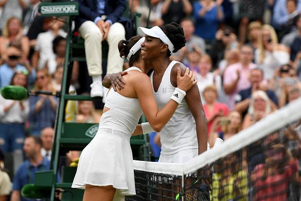 Garbine Muguruza (kiri) mendapat ucapan selamat dari Venus Williams. Copyright: INDOSPORT