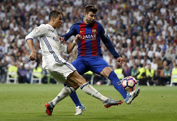 Gerard Pique (kanan/Barcelona) saat menjaga pergerakkan dari Cristiano Ronaldo (Real Madrid) di musim 2016/17 kemarin. Copyright: INDOSPORT