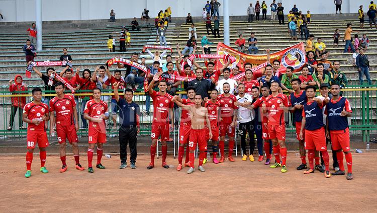 Skuat Semen Padang berfoto bersama pendukungnya di Stadion Tri Dharma Gresik. Copyright: Taufik Hidayat/INDOSPORT