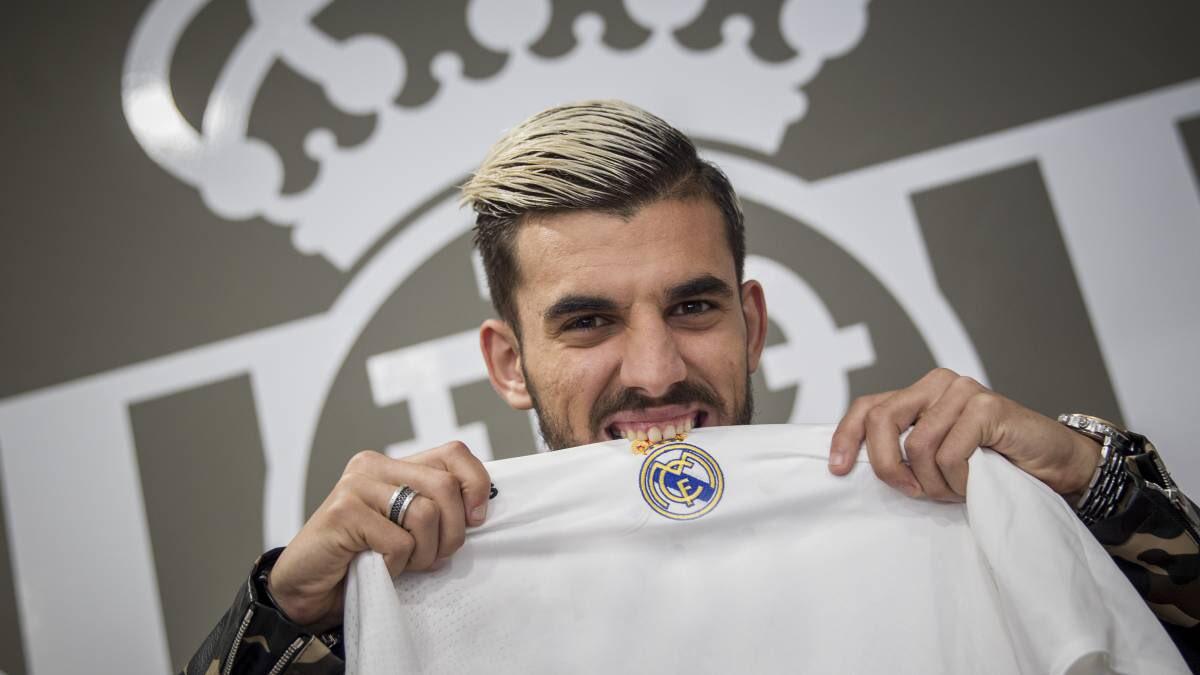 Dani Ceballos menggigit jersey Real Madrid. Copyright: Twitter/@hughwizzy